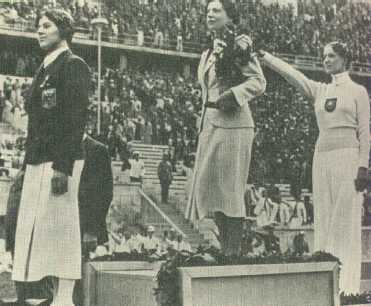 Helene Mayer haciendo el saludo nazi