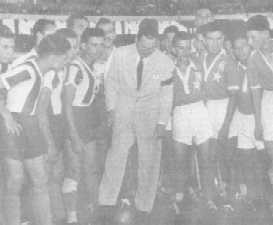 Pern da el puntapi inicial en la final de los Campeonatos Infantiles Evita, 1953