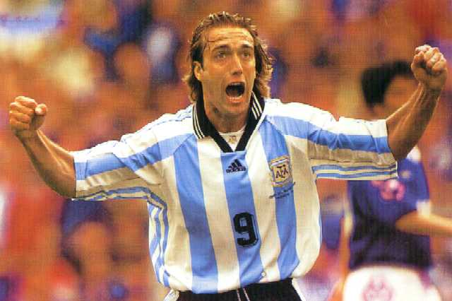 festejo de gabriel batistuta en el triunfo de argentina frente a ...