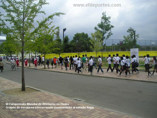 Escolares camino al estadio Nagai