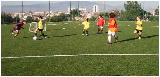 El fútbol 3, el juego para para iniciación coherente y a medida niño