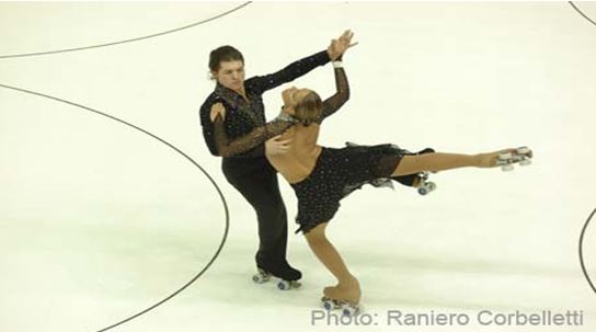 Niña practicando patinaje artístico en una pista de patinaje sobre hielo  cubierta