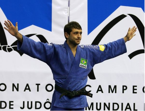 Emocionado, João Derly se despede do judô em Porto Alegre