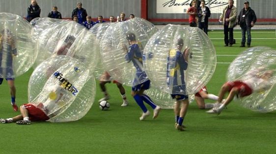 Um jogo onde se deve derrubar o adversário - Bubble Football 