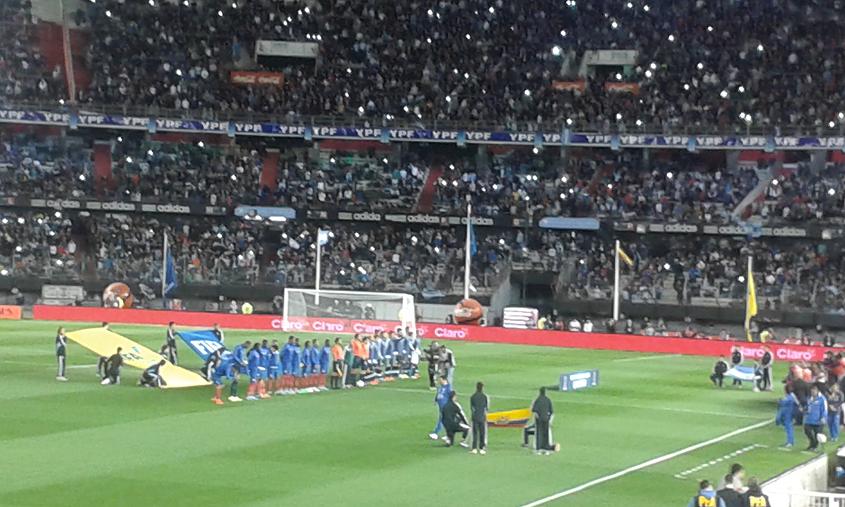 Estadio de ftbol: territorio de folklore vivo