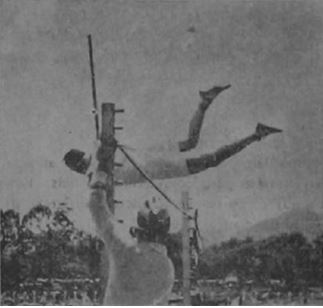 Foto 1. Salto con garrocha en las competencias deportivas intercolegiales de 1933.