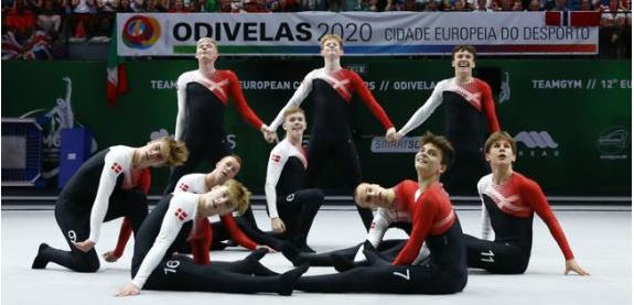 Figura 1. Equipe dinamarquesa júnior masculina na prova de Solo no XII Campeonato Europeu de TeamGym