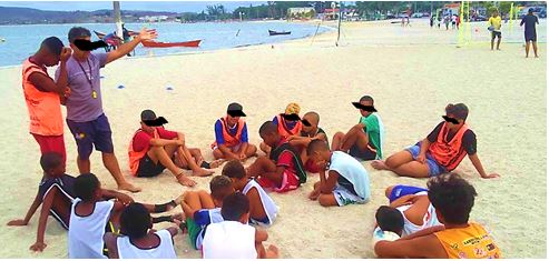 Imagem 4. Professor J.M.S.A. instruindo a equipe Baleiense nos treinos que antecipam o Fest Verão, na Praia do Centro