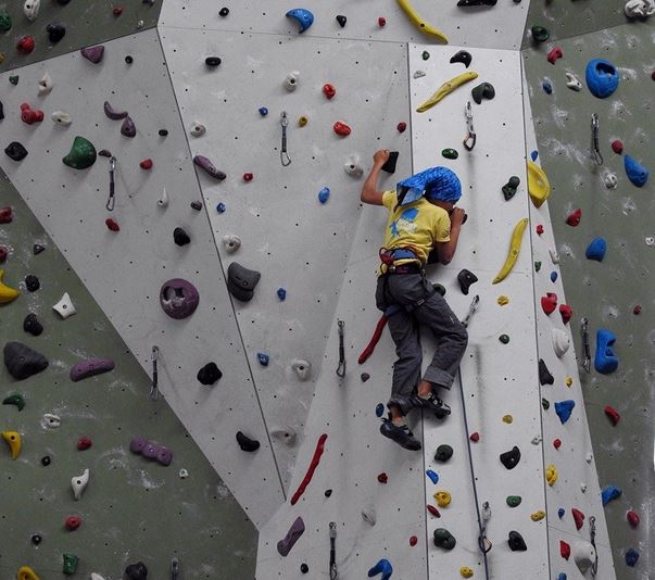 Imagen 1. La escalada es un deporte que surgió en el ambiente natural, prontamente se comenzó a practicar en modo artificial