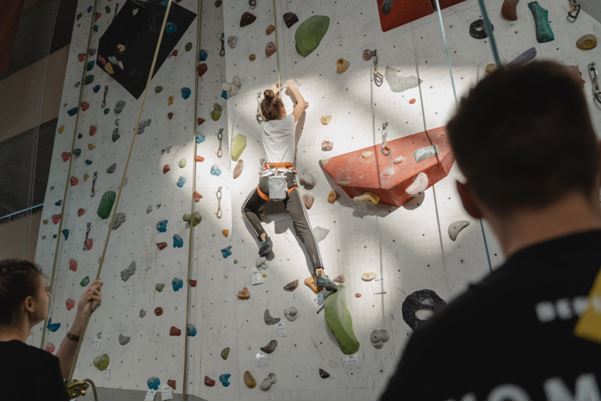Imagen 1. La escalada deportiva enfatiza el rendimiento deportivo sobre los valores de riesgo y aventura