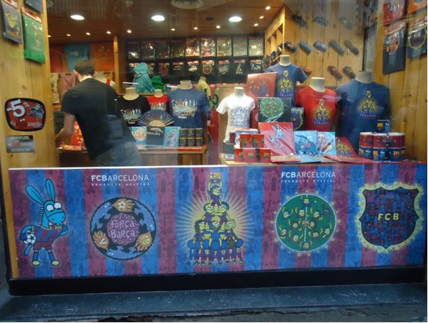 Imagen 1. Las tiendas de recuerdos de equipos de fútbol como este en Barcelona son muy visitados por los aficionados