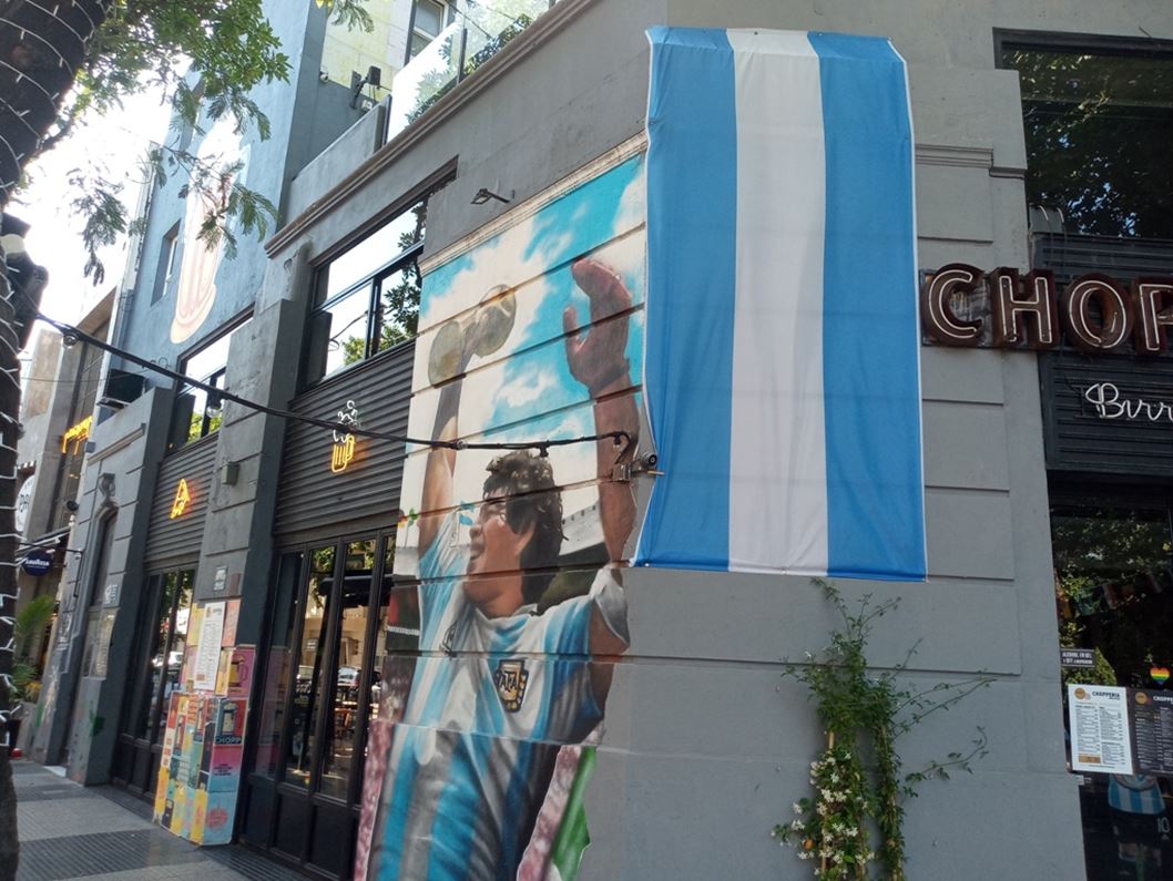 Imagen 2. Los locales comerciales en Argentina se engalanan con motivos alusivos durante el mundial de fútbol