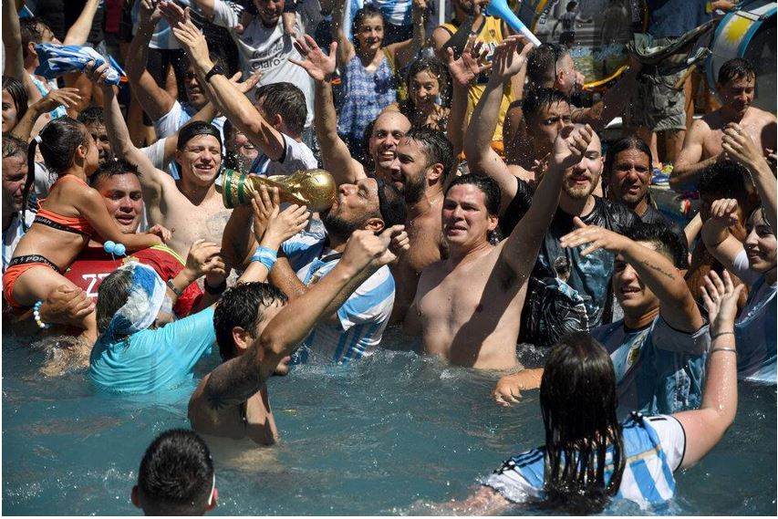 Imagen 1. Haber obtenido la Copa del Mundo provocó en la población en general, una inmensa cuota de alegría y goce, justamente cuando las esperanzas en otros ámbitos sociales se desvanecen