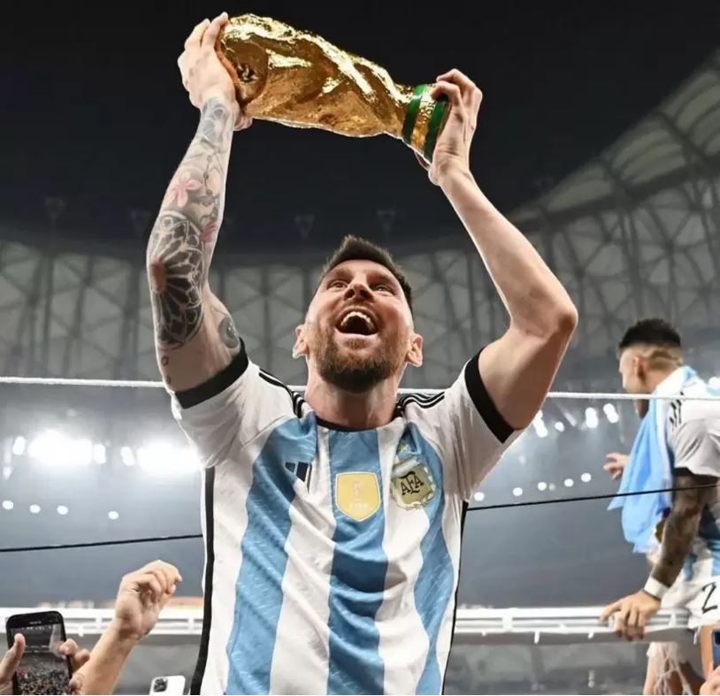 Imagen 1. Messi levantando la Copa del Mundo Qatar 2022