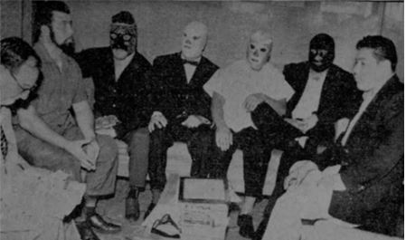 Imagen 2. Foto de la visita de cortesía que los luchadores extranjeros hicieron a La Prensa Libre. En el orden usual: el empresario León Mizrahi, “El Leñador” de España, “El Salvaje”, campeón argentino, “El Asesino” de México, “El Galeno” de México, “El Máscara Negra” campeón de Guatemala y “El Argentinito” guatemalteco
