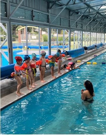 Figura 2. Niños en la clase de natación con la profesora de Educación Física de la escuela
