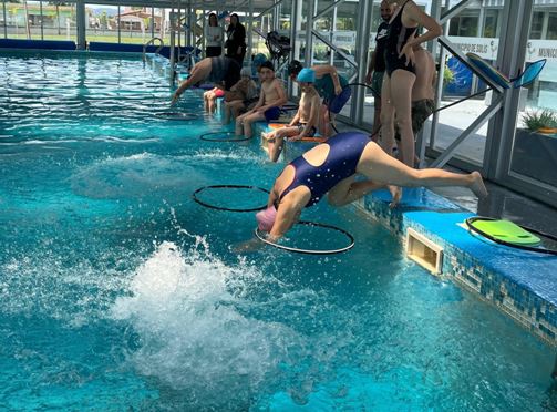 Figura 3. Niños y niñas en la clase de natación