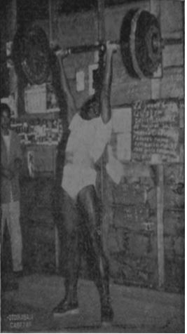 Figura 1. Daniel Barret levantando en la categoría “Press” 220 libras en la noche del 24 de setiembre de 1953