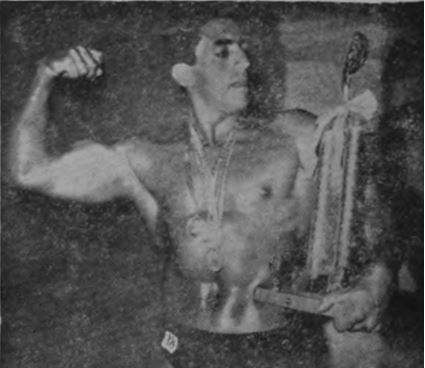 Figura 3. Jorge Mora luciendo medallas y trofeos despues de ser declarado “Sr. Costa Rica”