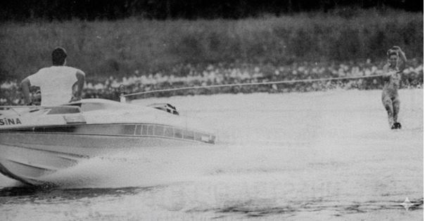 Figura 5. Wendy Yetterberg del equipo de esquí acuático “Capitol City” realiza una acrobacia durante una exhibición en Charrara