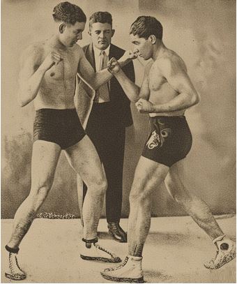 Figura 4. A la izquierda Arturo Murga (150 libras), al centro el réferi señor de León y a la derecha Félix “Kid” Thomas (140 libras)