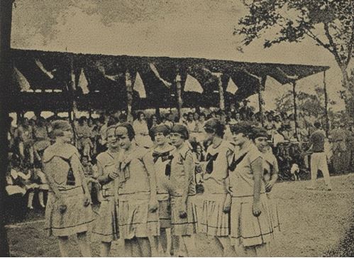 Figura 10. Las jugadoras del club de baloncesto Railroad señoritas Margot Pertz, Daisy Gallegos, Alicia Mayorga, Tula Rosales, Quetty Morgan Blanca Rosa Mayorga, Muriel Burns y Guillermina Casco momentos antes de iniciar el partido del domingo 18 de setiembre de 1926
