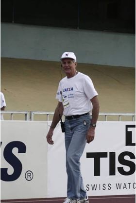 Imagem 1. Professor Ricieri Dezem, atuando como árbitro no Troféu Brasil de Atletismo, no ano de 2007, na pista do Ibirapuera, em São Paulo