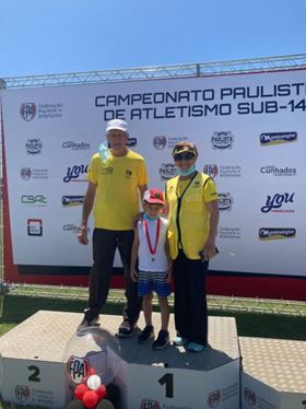 Imagem 3. Professor Ricieri Dezem, com sua esposa, D. Maria Inês e um dos netos. Pista de atletismo do Swiss Park, em Campinas, em 2021