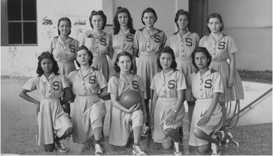 Figura 1. Club Sultana de Granada. De pie en el orden usual: Merceditas de Contreras, Doris Burgos, Gloria Chamorro, Yelba Burgos, Lina de Caldera y Consuelo Zavala. Hincadas en el orden usual: Leonor Osorno, Gloria Downing, Amelia Zavala, Berta Lacayo y Carmen Casco