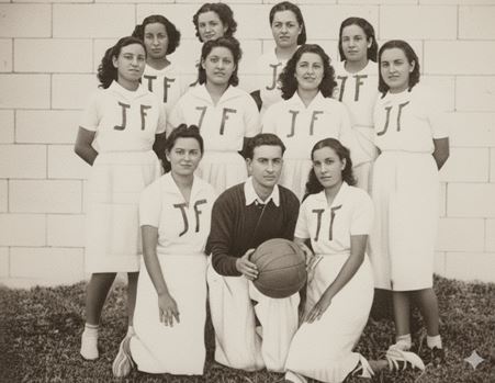 Figura 3. El equipo de la Juventud Femenina. Atrás de pie en el orden usual: Leonor Romero, Zulema Espinosa, Isolina Tijerino y Rosita Martínez. En el centro: Mercedes Sobalvarro, Matilde Tijerino B., capitana del equipo, Marina Duarte y Haydalina Aguilar. Adelante: Salvadora Tijerino, Humberto Espinosa, director de prácticas e Isabel Rivera