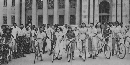 Figura 8. Instantes en que se alistaban a salir de la Plazuela del Palacio Nacional las ciclistas que participaron en la competencia de circunvalación de Managua